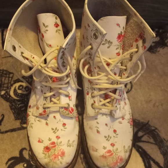 Dr. Martens Rare White Floral 1460 Pascal Boots in Portland Rose - Picture 2 of 8